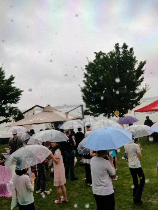 端午节雨天，参加堂侄女婚礼。东湖边草坪，别样浪漫。今年端午，阴雨连绵，我