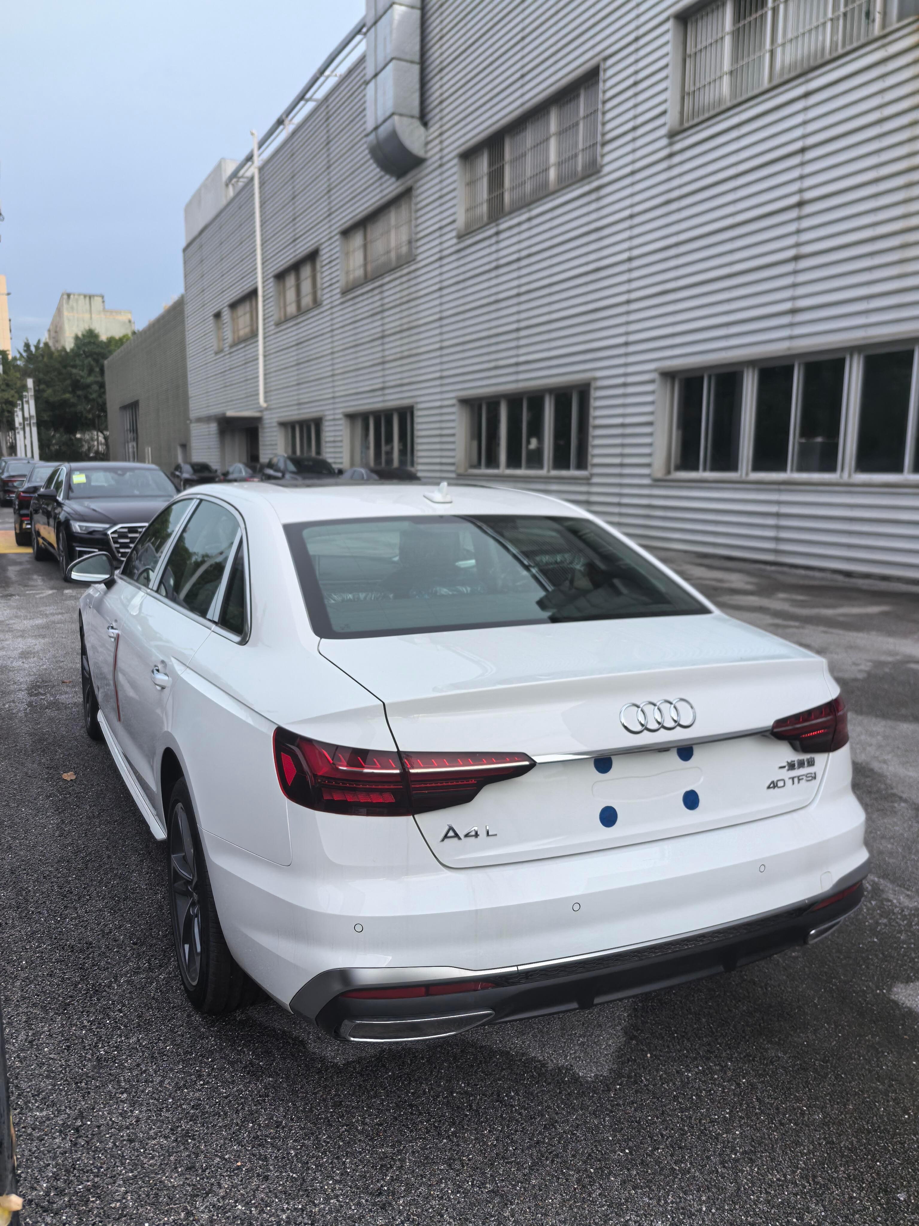 奥迪A4L40TFSI时尚动感白黑指导价289800元全款优惠完19万裸