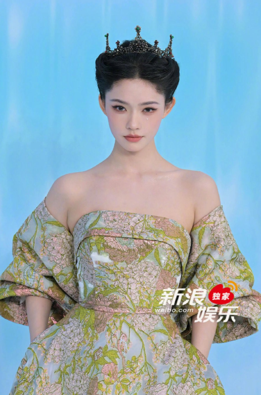 林允证明,周星驰亲自海选出来的女主角,颜值绝对是抗打的。今天的造型美爆炸了。