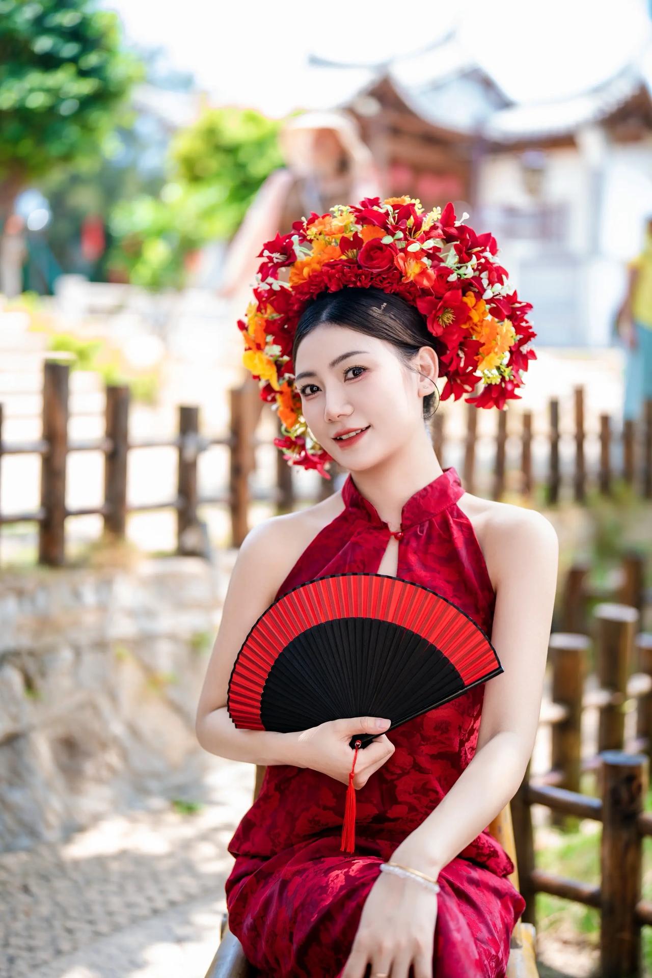 这套簪花写真📸道不尽的古韵美湄洲岛簪花。旗袍写真中式旗袍湄洲岛簪花旗袍