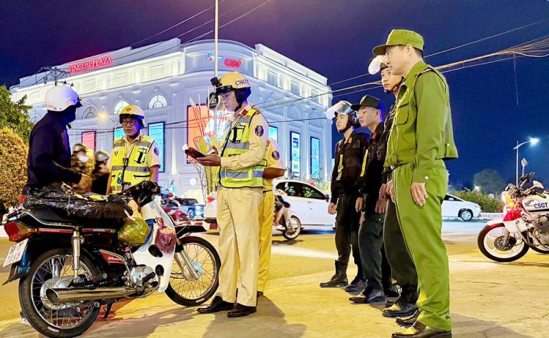 越南安江交警查车，交警治安警特警全出动