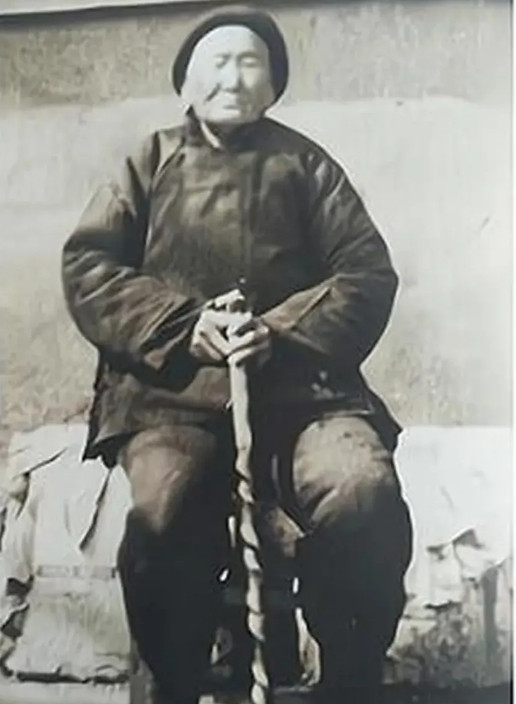 1941年，一位老妇人请“汉奸”侄子吃饭，饭桌上她小声的说：“孩子给我弄300发
