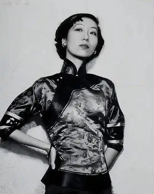 离世一周才被发现，满屋废纸、家当仅一张行军床，张爱玲晚年真的是穷困潦倒吗？估