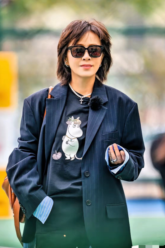 终于有人问了！刘嘉玲问“你生理上没这么需要吗？”​刘嘉玲在某档节目中问弟弟