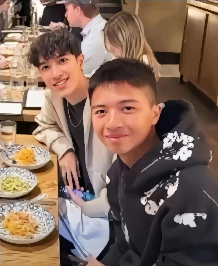 瞧这张李克勤全家福，初看寻常，细品却满是故事！18岁大儿子在英国读书，