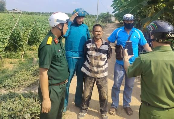 越南军警抓获的杀人精神病患者投掷有军人警察民兵