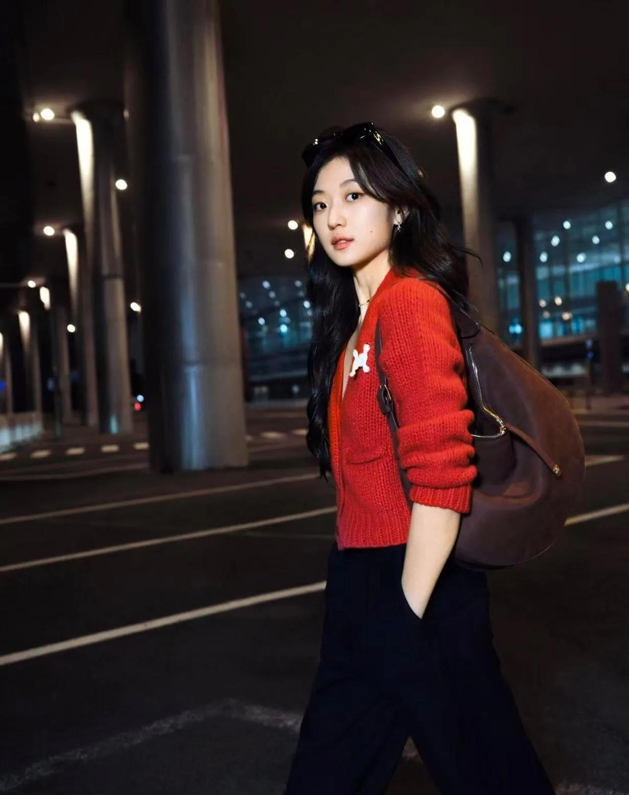 千机场私服太会穿了！红黑配色又飒又吸睛✨孙千这身机场look太有氛围感了！