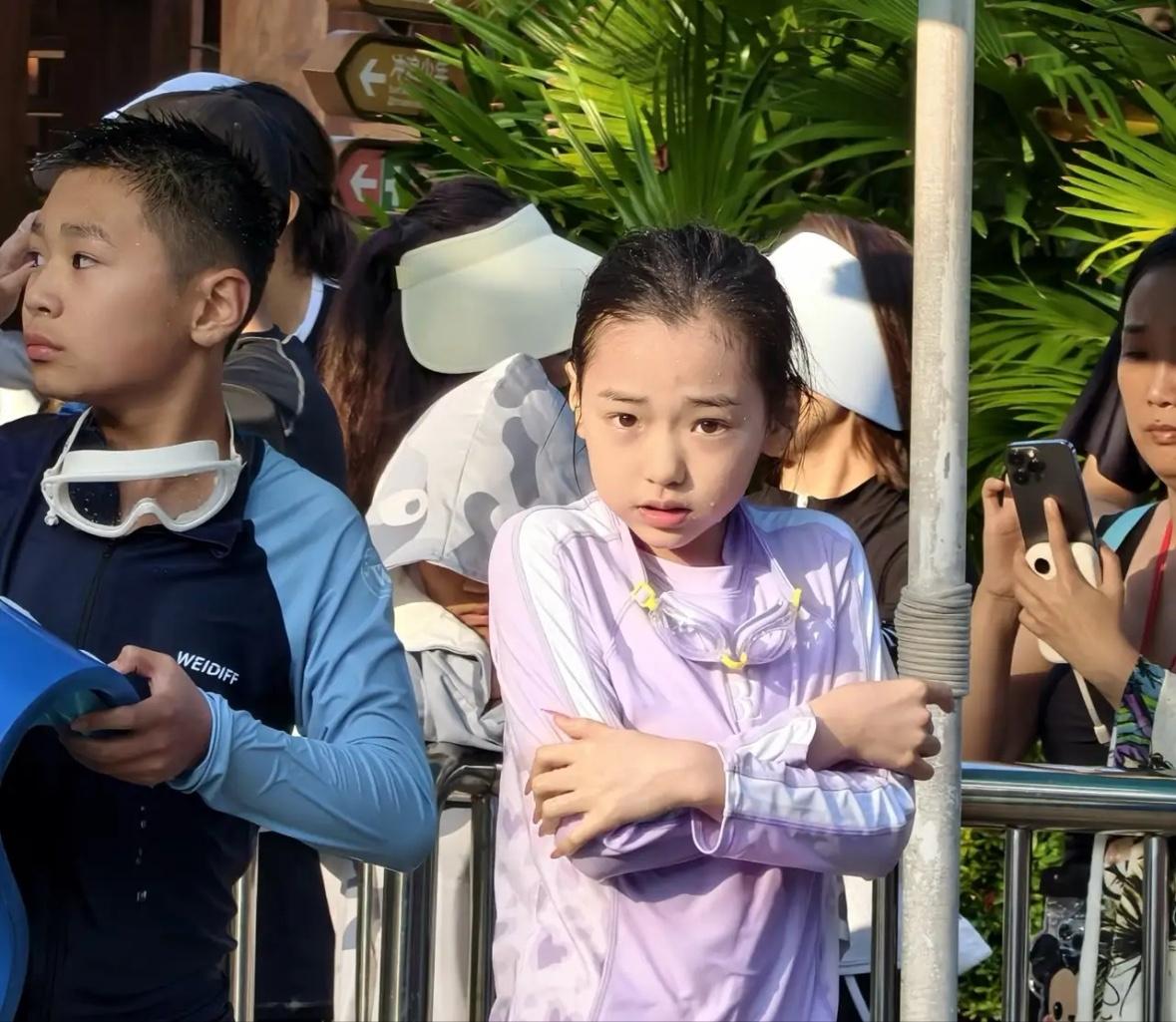 董璇和佟丽娅现身三亚，小酒窝和朵朵在水上乐园，两个小朋友好乖啊！