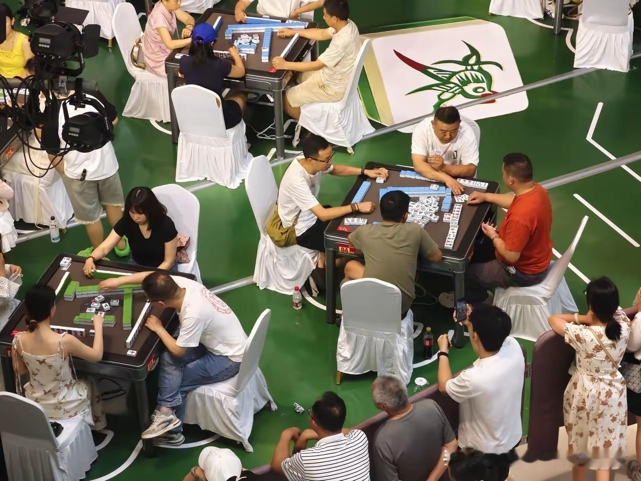 “武汉人把麻将桌搬进高档商场了！”一开始我还不信，直到今天路过武汉亲橙万象汇，一