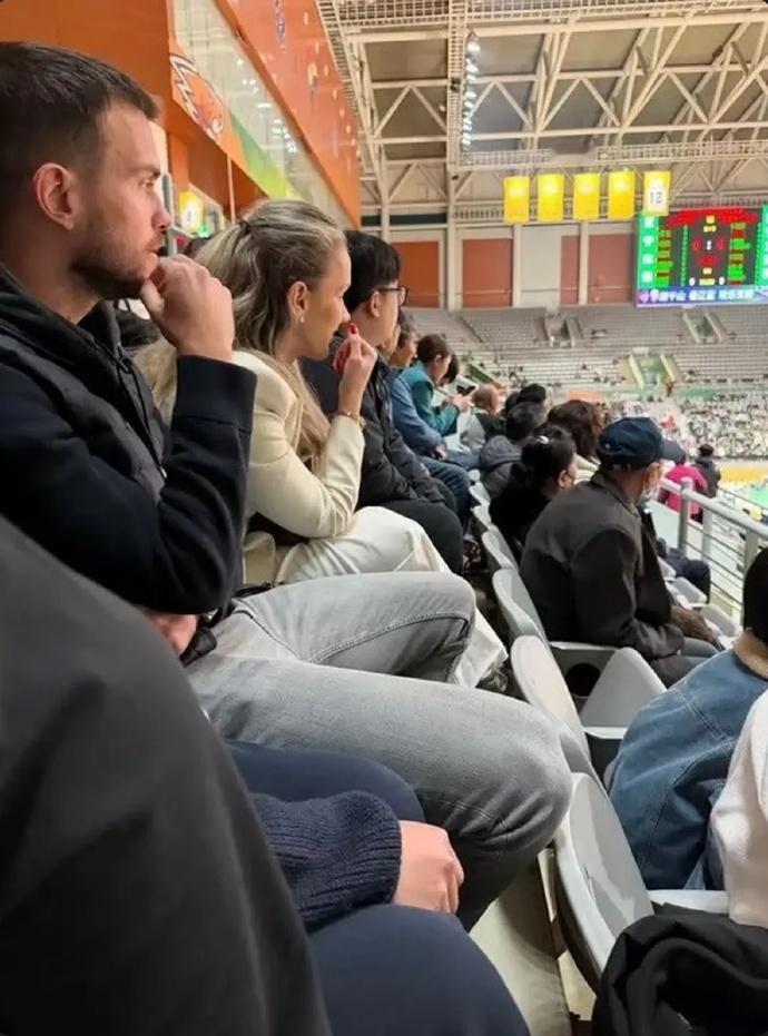 辽宁铁人队的外援瓦吉奇昨晚也来到辽宁男篮主场观看比赛了，看来瓦吉奇也是一个篮球迷