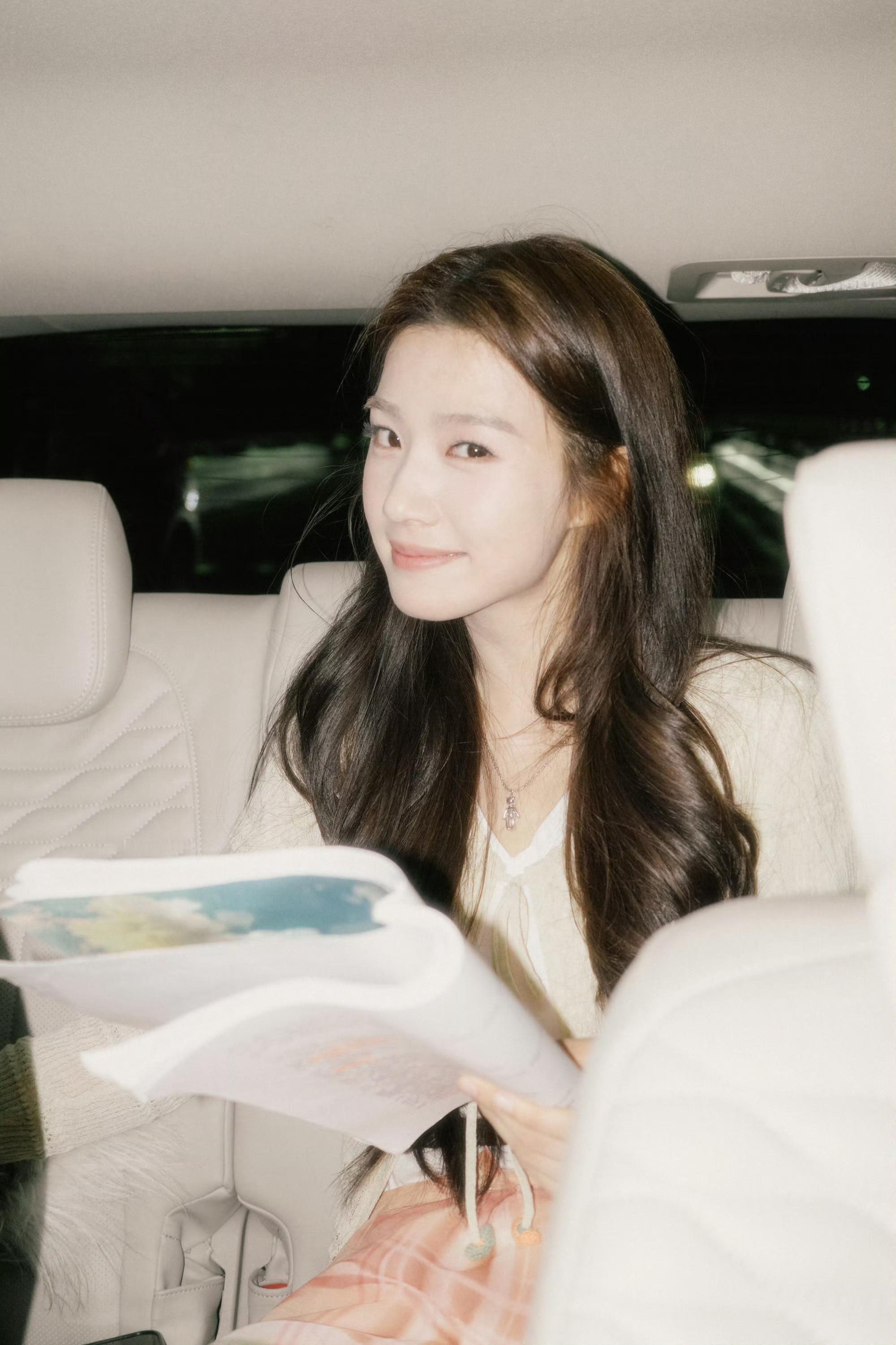 卢昱晓跪下和粉丝合照好真诚的晓晓卢昱晓和小雨露永远双向奔赴