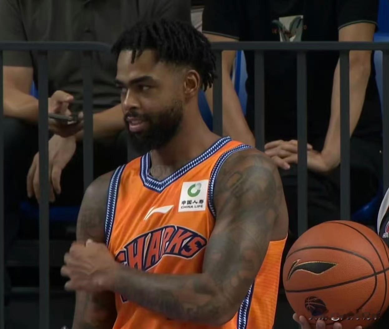 NBA巨星拉塞尔打CBA，真的降维打击。单单半场10分7助攻2抢断，他让辽宁整晚头疼。先说进攻。开场