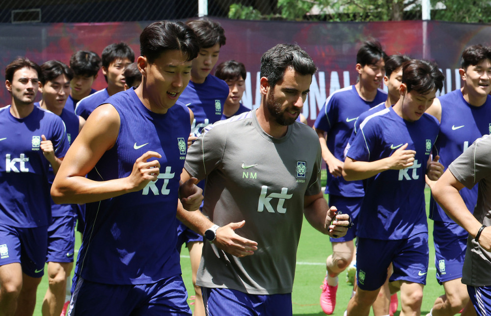 韩国男团嘲讽孙兴慜近日韩国艺人沈昌珉、崔珉豪在节目中调侃孙兴慜赛场冲刺速度一