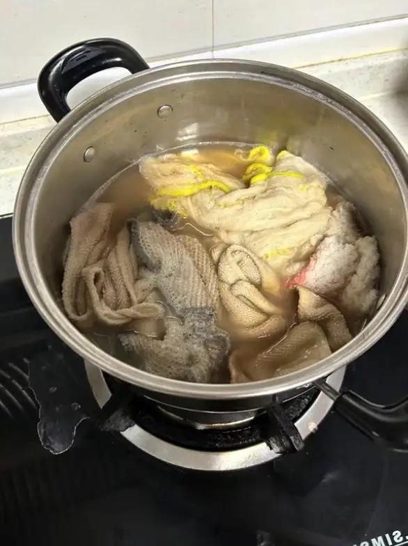 真的太多老一辈都有这种习惯了！65岁妈妈舍不得换几块钱的新抹布，脏得发黑的抹布反