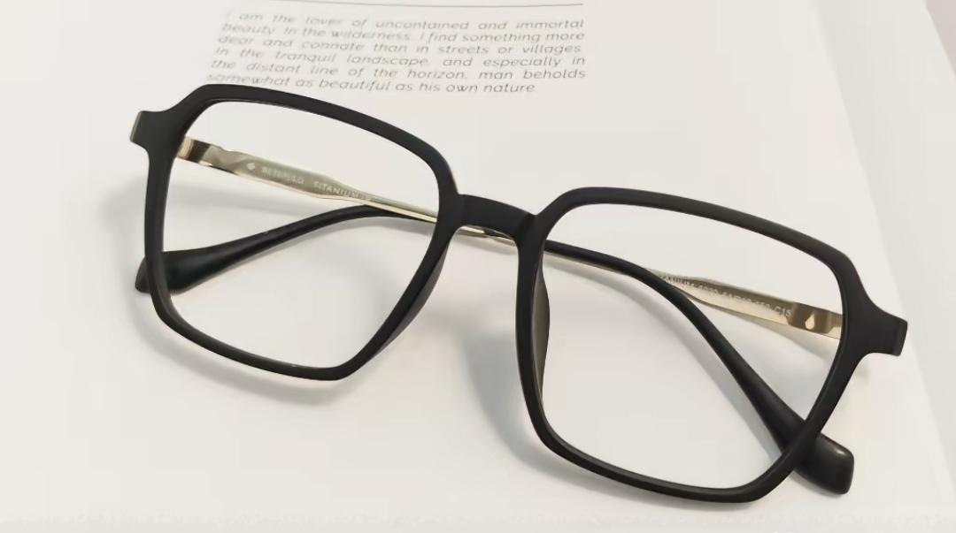 一副眼镜，15元成本卖799元，家长掏四千多配副儿童镜，店里却说barely