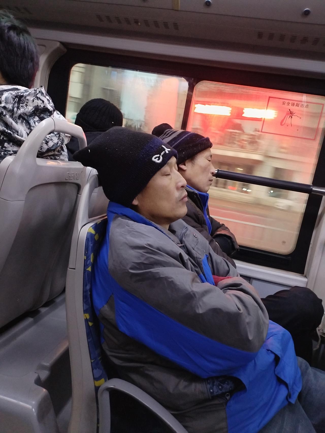 昨天早上，吃完早餐后，乘坐413路公交车去球馆打球。413路公交线路，是我去球馆