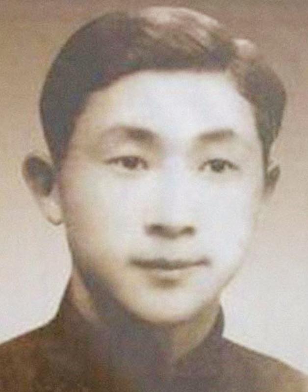 1947年，地下党洪任明在火车站旁看到了战友，对方却无视了他，将视线移向别处，突