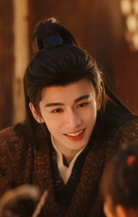 听完张凌赫那个语音微博，有点感慨。之前看到他腿受伤、低血糖晕倒的消息，有一