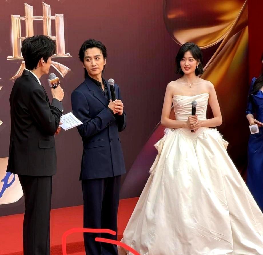 1米79的杜鹃旁边，陈晓的鞋底薄得像一层纸。就这一个镜头，直接把整个内娱男明星