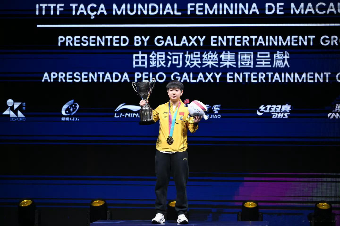 宝宝咪这三年唯一变的就是奖杯数量啊啊啊圆脸萌猫请统治世界！！！