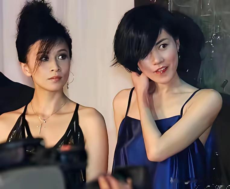 王菲和刘嘉玲真是多年闺蜜，年轻时候经常一起同台，如今私下也是经常联系，自从王菲和