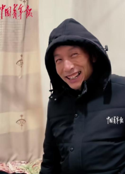 泪目了！2024年，一大学生放假回家，对父母声称，卧室床铺太过单薄，于是父母一同