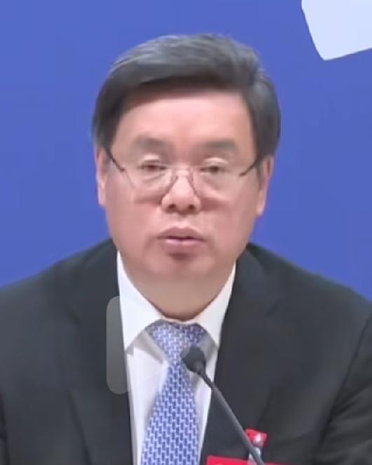 覃某中被查，他有3个特点：1、刚辞职7天！说明自己有预感知道了，可是没想到这么