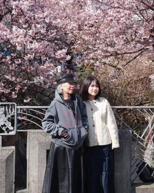 周杰伦的妈妈叶惠美在日本赏樱花被偶遇，老太太已经70多岁了，穿衣打扮还很潮，状态