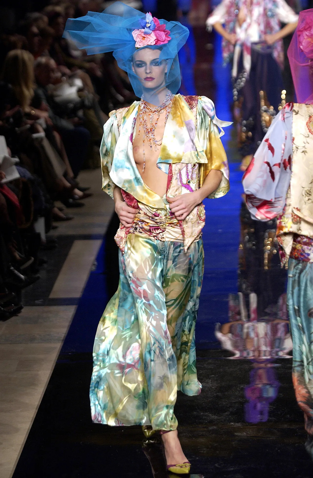 Ungaro2003春季高定大秀系列是一场色彩斑斓、充满异域风情与大胆造型的视