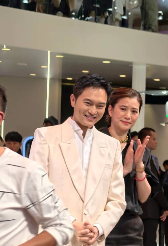 张智霖和袁咏仪同框的照片，真是把我吓了一大跳。这对差了不到十天的同年夫妻，