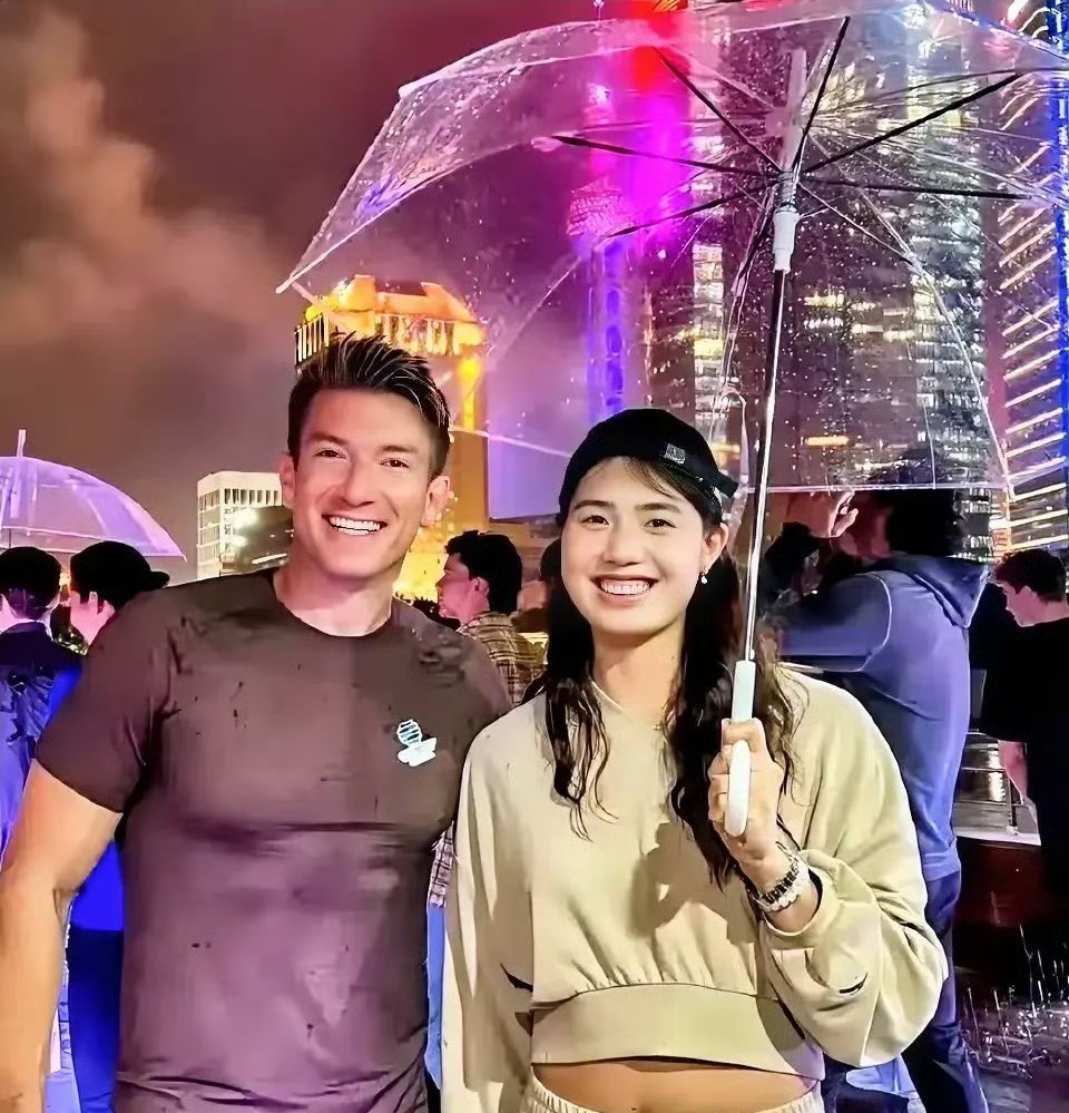 奥运冠军张雨霏和友人合照，我发现2个有趣的现象1、大家发现没，雨霏跟谁拍照都有一