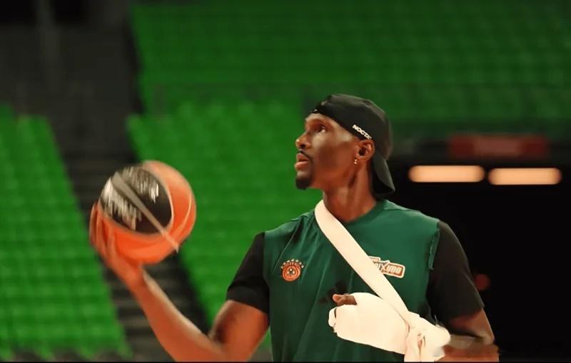 【前NBA球员海耶斯-戴维斯晒单手训练视频：科比会怎么做？】近日，前NBA球