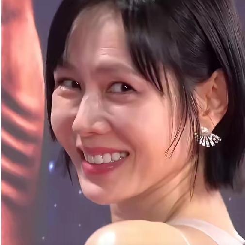 孙艺珍现在咋变得这么油腻了，这招牌式的假笑，甜度有点爆表了，笑容里还透着一股