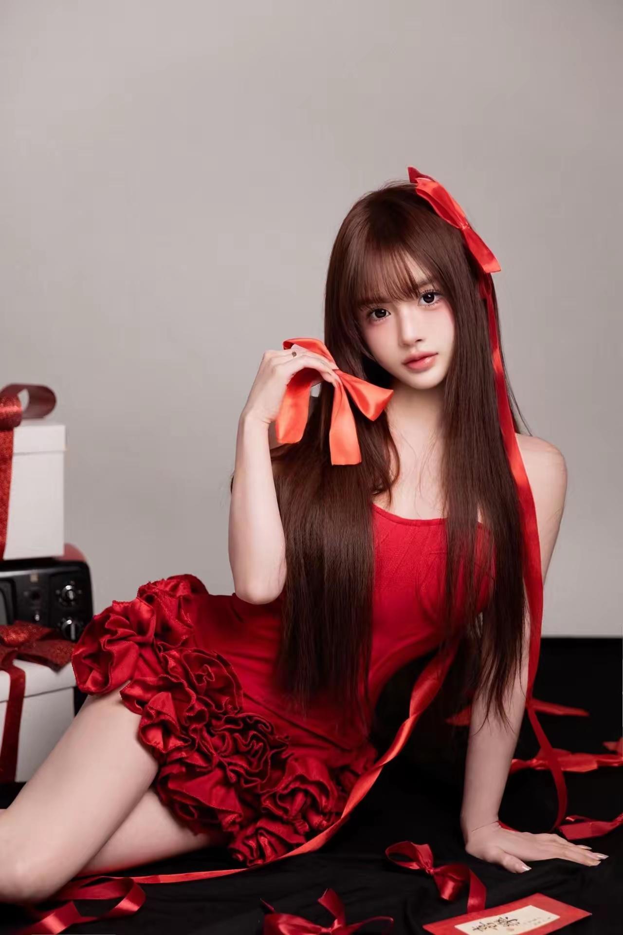 甜美红裙少女，蝴蝶结发饰，优雅姿态，礼物相伴，浪漫氛围。请用一句话概括一下，什么
