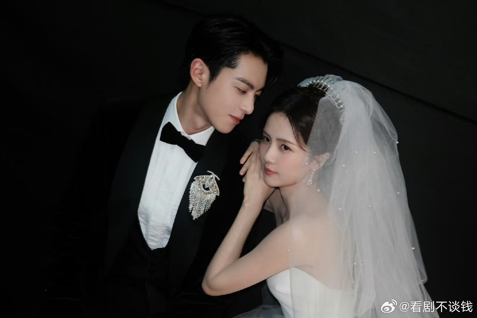 王鹤棣女友视角视频是白鹿拍的白鹿镜头下的王鹤棣，那种松弛感和氛围感真的太绝了二