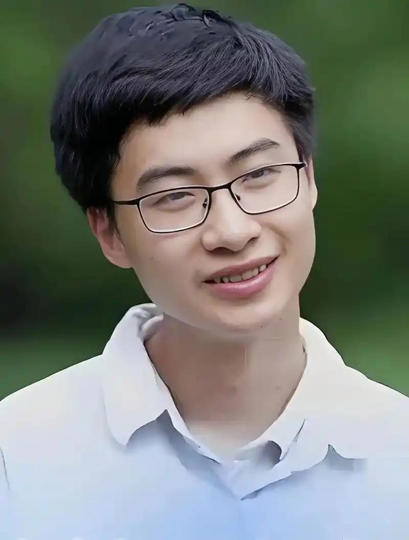 美国关税打压之时，中国又出现了位厉害人物！他就是当年被清华校长亲自上门拜访，如今