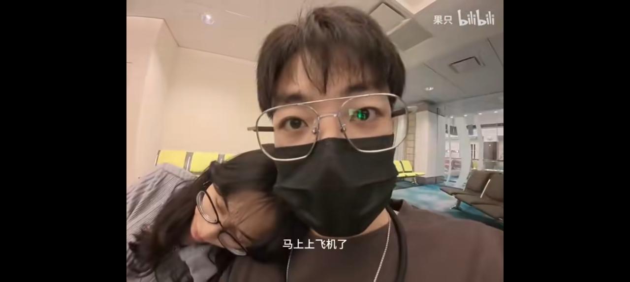 没救了，坚决去日本消费。这对情侣说机票酒店订好了退了很麻烦。他们去日本神社祈福