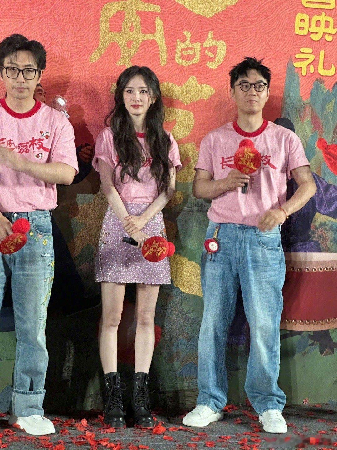 杨幂今天好粉这粉色好衬杨幂啊！咋能把工服穿这么好看的🍋​​​