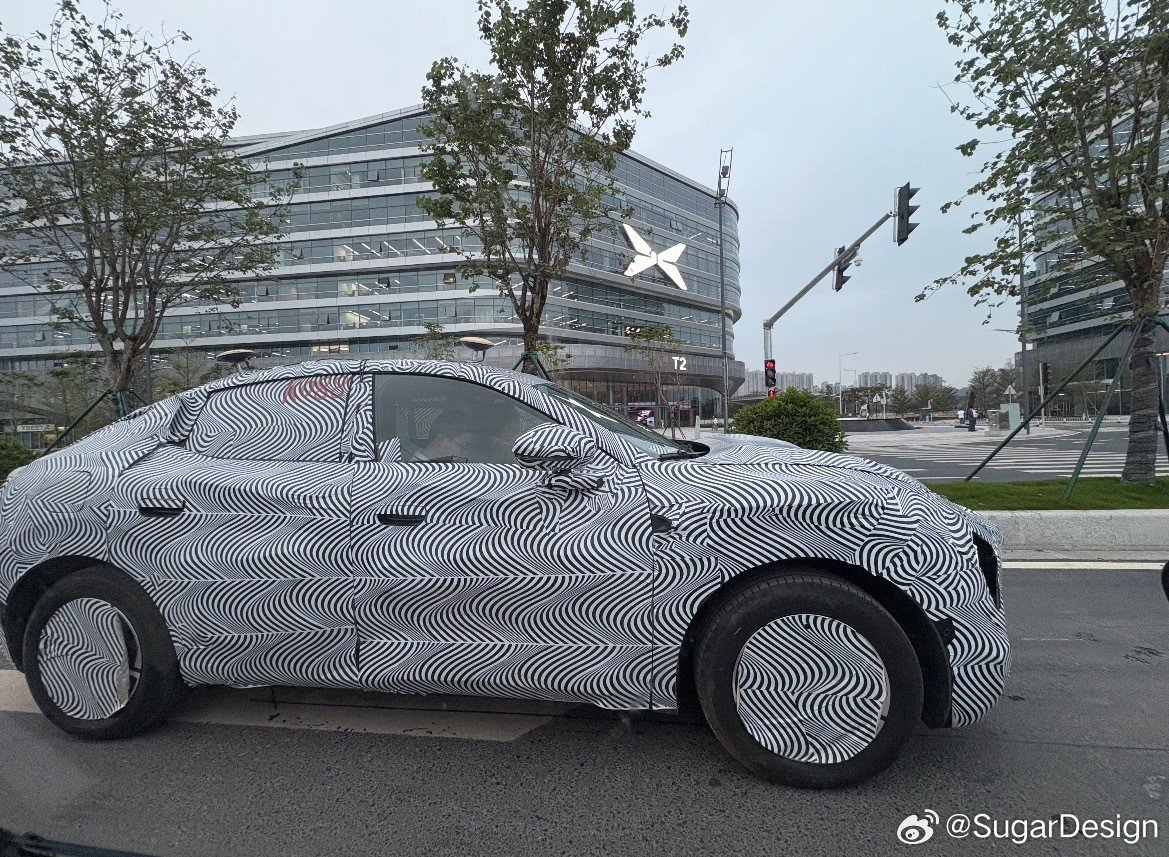 网友拍摄的的MonaSUV新谍照。是两款MonaSUV中的一款镜头畸变比较厉