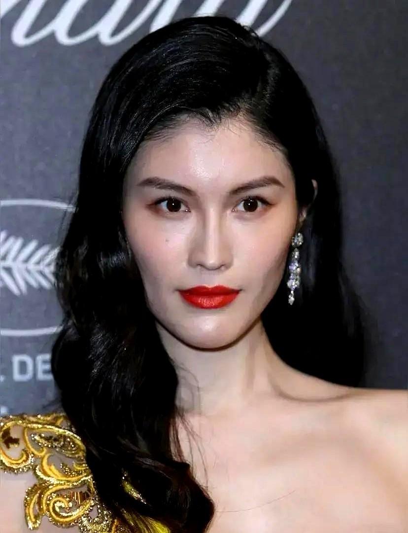 七年前维密舞台，何穗离奚梦瑶两步远，没扶。那一跤，奚梦瑶婆家直接记下了，所以现