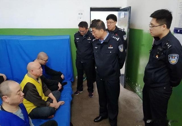 看守所对死刑犯是如何管理的看守所对死刑犯管理极为严格，将其所在监区或监室列为重点