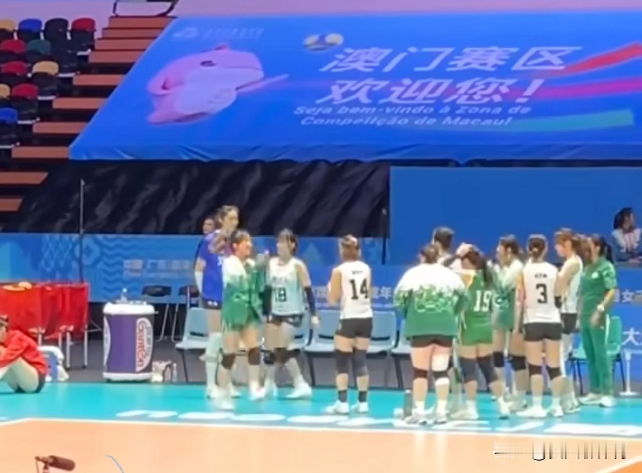 朱婷全运会大型追星现场之3.0版本！果不其然，打完比赛，澳门队的小姑娘们就来追星