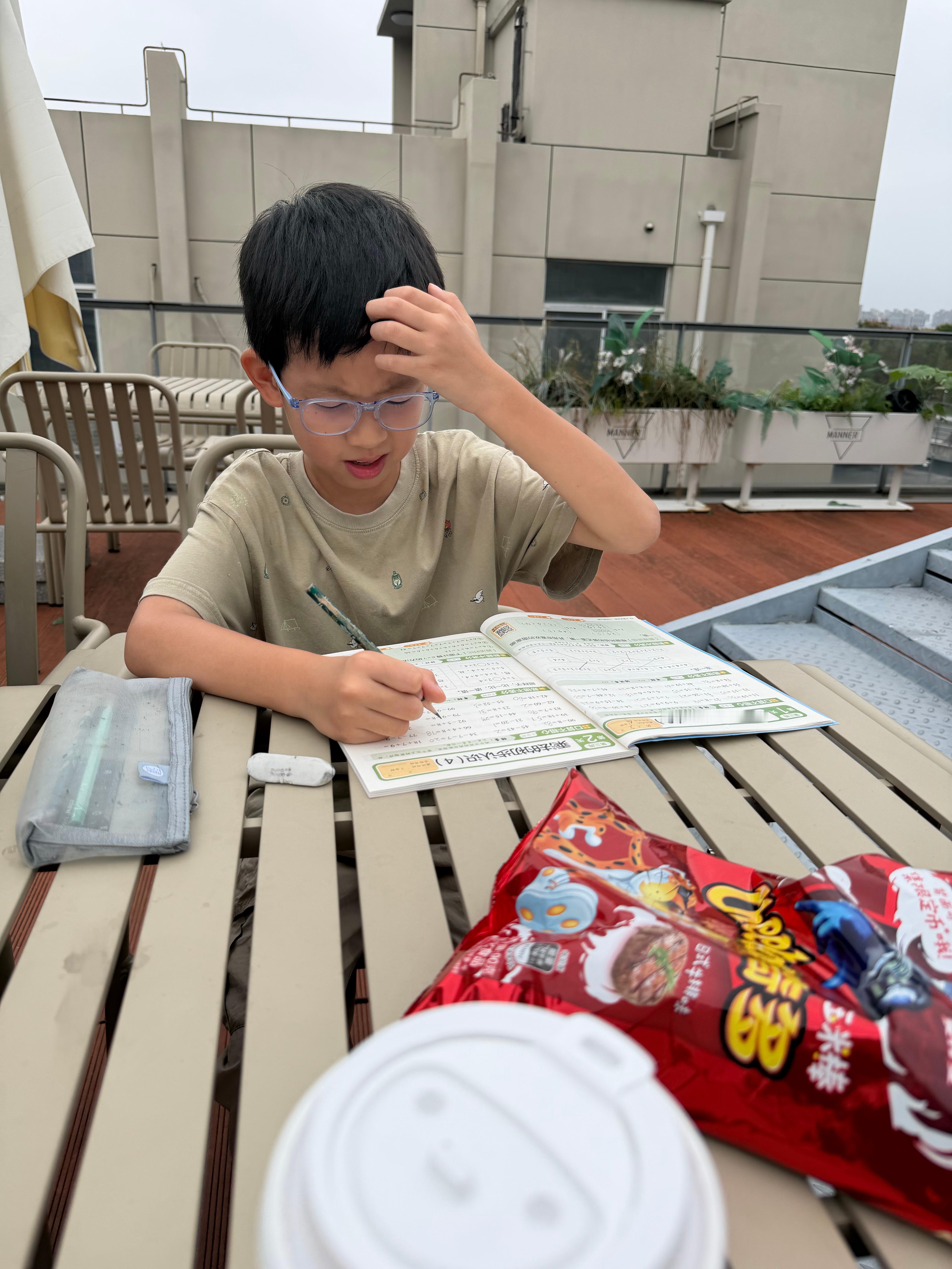 点杯咖啡坐会作业，打会游戏[doge]​​​