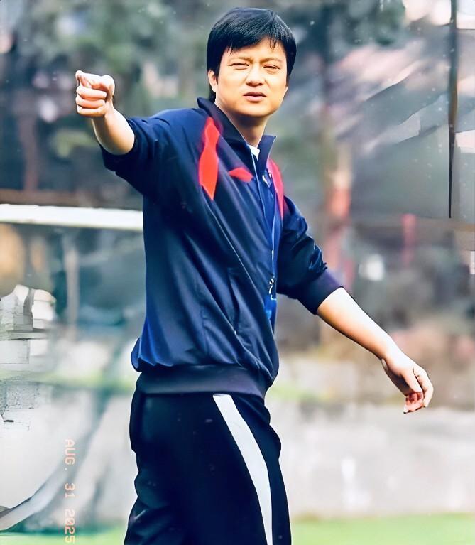 马明宇、姚夏尽管都是重庆人，不过他们通常会被称为川足名宿，而他才算是职业化以来重