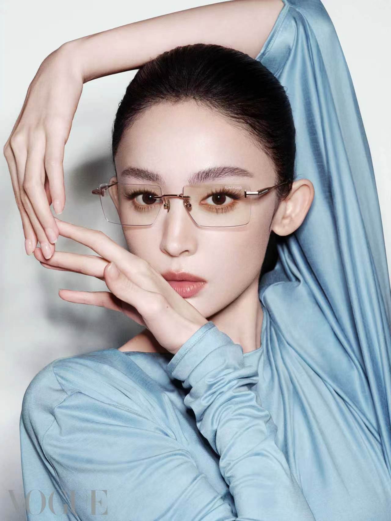 娜扎演绎TOMFORDEYEWEAR新季系列，优雅与锋芒兼备。利落镜框塑造氛