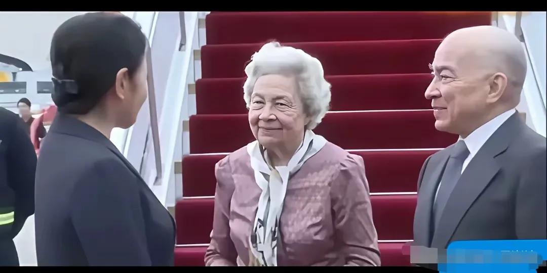 近日西哈努克亲王的夫人莫尼列公主来中国访问，我记得小时候我们经常爱看的《新闻简报