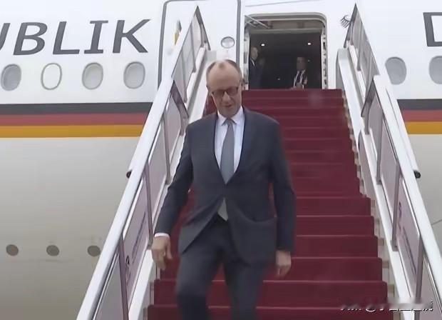 耐人寻味儿，大家发现没有？德国总理访华和英国首相访华的感觉完全不一样，英