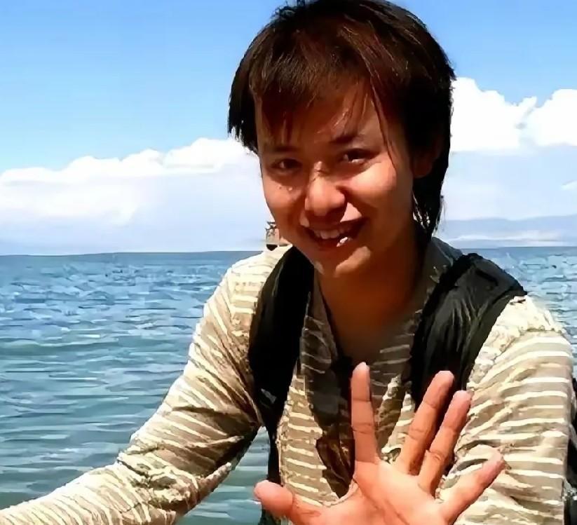 王垠，1979年出生于四川。清华计算机系博士退学。因不满学术，因与导师关系不佳。