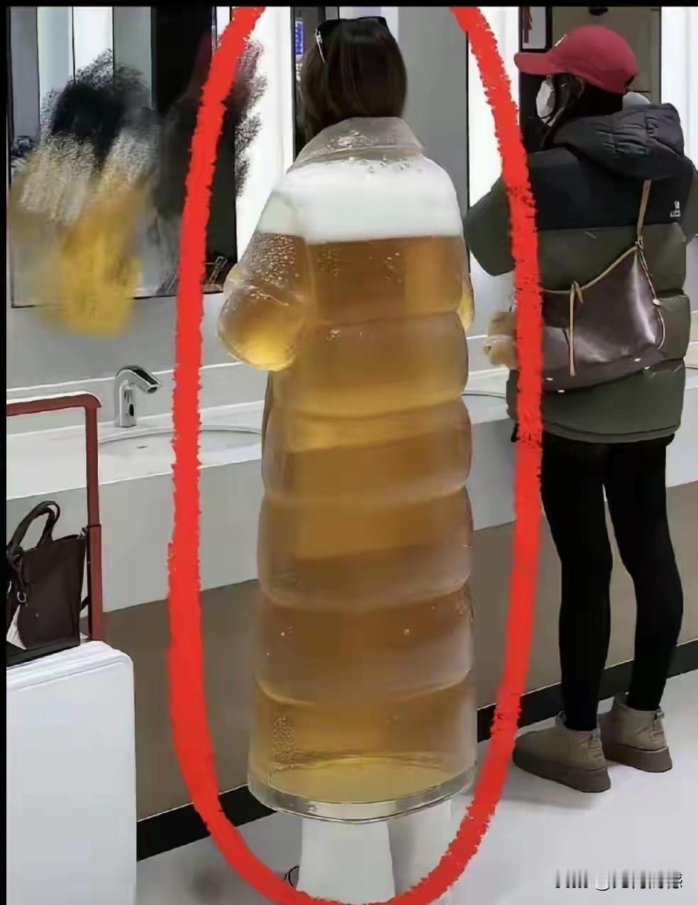 乍一看的时候，还以为是一桶啤酒，仔细看过之后才发现，原来这是一个穿着羽绒服的女子