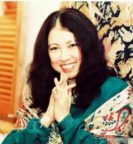 1982年，三毛对李敖讲，她去非洲沙漠是为了援助那边的黑人。李敖反问她，你为啥不